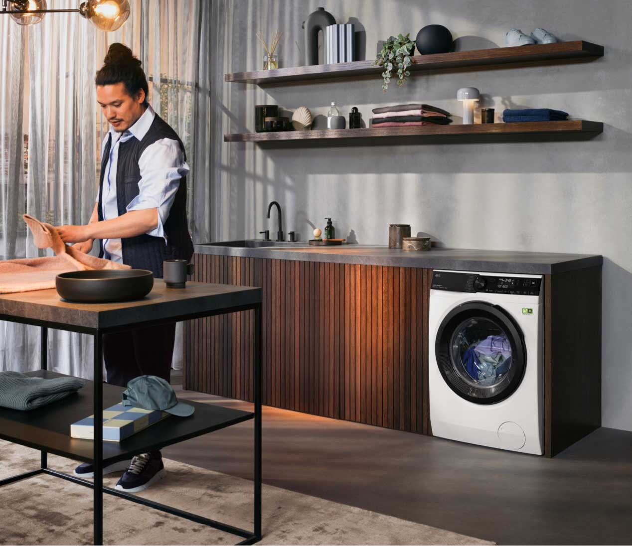 Vrouw met was en wasmachine